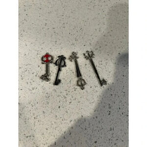 Kingdom Hearts Keyblade Pendant Set‎ sd
